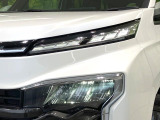 【LEDヘッドライト】悪天候や夜間走行時も良好な視界を確保し安心して運転できる高輝度LEDヘッドライトを装備!点灯速度が早く、消費電力も抑えられています。