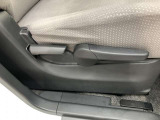 運転席シート座面は上下アジャスター付きです。お好みの位置に調整可能です。