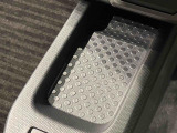 スマートフォンなどがスッキリ置けるセンターコンソールトレイです