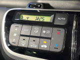 【オートエアコン】一度お好みの温度に設定すれば、車内の温度を検知し風量や温度を自動で調整。暑い&hellip;寒い&hellip;と何度もスイッチ操作をする必要はありません。快適な車内空間には必須の機能ですね♪