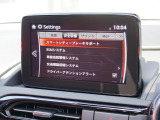 こちらのお車には先進安全装備が多数搭載されています。衝突被害を回避あるいは軽減するためのブレーキや、後方死角からの接近警報、車線逸脱を防止する警報装置など、詳しくはスタッフまでお尋ねください。