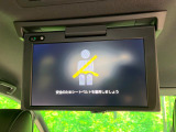 【後席モニター】家族や友人とお出かけする機会が多い方に大人気の後席モニターを装備!見やすい位置に画面がありテレビやDVDの視聴も快適!友達もお子様も、後席にしか乗らなくなるかも??