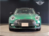 MINIのフロントグリルのデザインはイギリスで生まれた当初から、シルバーのサイドバーが折り重なった伝統的なデザインで御座います。その伝統はBMWのお車になってからでも少しずつ形を変えて守られております