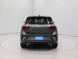 ☆リヤビューは踏ん張りのきいたデザインです。VWのエンブレム内にはカメラが内蔵されています!視認性に優れるLEDテールランプ装着により後方からの追突の危険を和らげます。