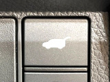 【パワーバックドア】スマートキーや運転席のボタンを押すだけでリアゲートが自動で開閉します!荷物を持っている時や、高い位置にあるバックドアを閉める際に便利な機能です♪