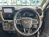 手元のボタンから、オーディオやナビなどの操作ができりるので、よそ見をせずに安全に運転に集中できます。