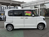 狭い駐車場でも隣の車を気にせず乗り降りできるスライドドア!小さなお子様がいるご家庭にも大人気の便利な機能です。