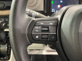 ステアリングにオーディオ操作スイッチが付いています。オーディオ画面に直接タッチしなくても操作が出来ますので、運転に集中できます。