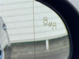 隣車線を走る車両をレーダーで検知し、ドアミラーでは確認しにくい後側方エリアに存在する車両に加え、急接近してくる車両も検知します。車両を検知するとドアミラーに搭載されたLEDインジケーターが点灯します。