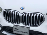 左右のキドニー・グリルの中心にはBMWのエンブレムが鎮座し、個性を放つデザイン性を兼ね備えました。