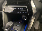 左右独立温度コントロールフルオートエアコンです。運転席、助手席それぞれで独立して温度設定ができます。冷え性の方が乗っても安心ですね♪