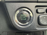 エンジンスタートボタンです。キーが車内にあれば、エンジンの始動・停止はブレーキを踏んでスイッチを押すだけ!キーを取り出す手間を省き、ワンプッシュでエンジンを操作するので簡単でスムーズです。
