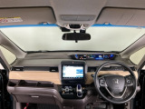【前方視界】開放的な前方視界!運転がしやすく疲れにくいです♪窓が大きく、見通しがとっても良いおクルマですよ♪