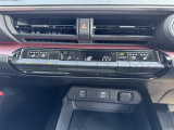 電動コンプレッサー採用で、エンジン停止時にも冷房状態をしっかり維持するフルオートエアコンです。