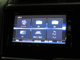 ナビゲーションは純正メモリーナビ(VXM-185VFi)を装着しております。AM、FM、CD、DVD再生、Bluetooth、フルセグTVがご使用いただけます。初めて訪れた場所でも安心ですね!
