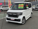 2022年式の高年式!大人気のN-BOXカスタムLターボが入荷。洗練されたデザインと上質なパールマイカが輝く一台です。