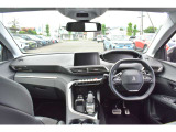 運転中、目・首の動きを抑えられる新世代の3D i-Cockpitを採用。