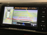 後方の見える安心をお届けするバックガイドモニター付:バックするときのアシストラインもあって楽々バック!車庫入れや縦列駐車をサポートし、苦手な駐車も安心です!今やもう手放せない装備ですネ♪
