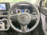 インテリアに合わせたデザインのステアリングは、運転される方のことも考え、運転しやすい形状、大きさです。是非一度、実際に触ってお確かめください。