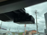 最近では付いてる車も多くなってきました。中古車ではまだまだ付いていればラッキーなドライブレコーダーです♪