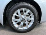 右前輪。タイヤサイズは、185/65R15