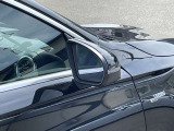 【ブラインドスポットアシスト】走行中車両の斜め後ろの死角エリアをモニタリングし、ドアミラー内蔵のインジケーターを点灯させて注意喚起し、安全な走行のサポートをします。