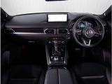 【インパネ周り】視界がよく運転しやすい設計となっております。インパネ周りもすっきりと洗練されたデザインで高級感が溢れています。日々のドライブを飽きさせません。
