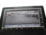 バックカメラが付いています。雨や夜でも後方確認が可能です。目視とあわせて、ご利用ください!