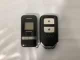 スマートキーを装備しています。鍵を差し込むことなくドアロックの開け閉めと、スタートボタン操作でのエンジンスタートができます。加えて、リモコンエンジンスターター用の操作キー(社外品)もついています。