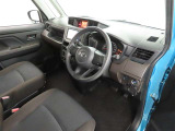 シンプルで使いやすいデザインの運転席です。