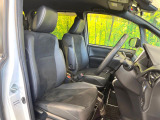 運転席シート廻りは使用感も少なく、良好な状態となっています。前オーナー様が丁寧に使っていたことがよくわかりますね。