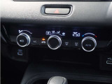 【オートエアコン】温度を設定すれば自動で快適な車内温度を保ちます。エアコン内部の高性能脱臭フィルターで車内のアレルゲンや花粉を除去。