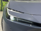 【LEDヘッドライト】悪天候や夜間走行時も良好な視界を確保し安心して運転できる高輝度LEDヘッドライトを装備!点灯速度が早く、消費電力も抑えられています。