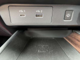 USBポートと置くだけ充電も可能です!