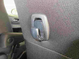 運転席シートバックには買い物袋等が掛けられる便利なフック