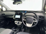 運転席まわりです。 各操作スイッチは使いやすい位置に配置されてます。