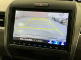 リバースギアに入れるだけで後方の表示へ切り替わります。夜間や雨の日の駐車も楽になりますよ。
