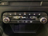 温度の設定のみで快適な風量やモードなどを自動調整してくれるフルオートエアコンを装備!運転席側、助手席側で左右独立して温度調節も可能です!