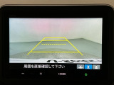 リバースギアに入れるだけで後方の表示へ切り替わります。夜間や雨の日の駐車も楽になりますよ。
