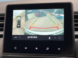 ●パノラミックビューモニター:専用のカメラにより、上から見下ろしたような視点で360度クルマの周囲を確認することができます☆死角部分も確認しやすく、狭い場所での切り返しや駐車もスムーズに行えます。