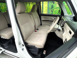 運転席まわりには十分なスペースがあり、大柄な方でもゆったり運転していただける環境です。