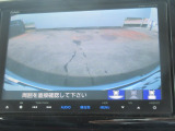【リアカメラ】リバースに入れるだけで後方の映像が映ります。安全確認や、狭い駐車場での車庫入れ、雨の日や夜間など視界の悪い時に便利です。安全にバックする為には欠かせない装備です。