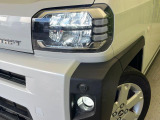 【LEDヘッドライト】悪天候や夜間走行時も良好な視界を確保し安心して運転できる高輝度LEDヘッドライトを装備!点灯速度が早く、消費電力も抑えられています。