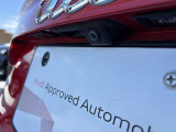 ●リアビューカメラ『入車経路を算出し、ガイドラインと補助線をディスプレイに表示します。同時にバンパーに内蔵のセンサーが障害物を感知し音で注意を促します。後方の死角も安心していただけます。』