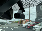 最近では付いてる車も多くなってきました。中古車ではまだまだ付いていればラッキーなドライブレコーダーです♪