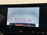 後方の見える安心をお届けするバックガイドモニター付:バックするときのアシストラインもあって楽々バック!車庫入れや縦列駐車をサポートし、苦手な駐車も安心です!今やもう手放せない装備ですネ♪