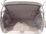 荷室は荷物を隠せるトノカバー付!充分な荷室の広さです!