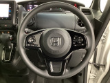 ハンドルにHondaセンシング系のクルーズコントロールやレーンキープアシストなどのスイッチと、オーディオの操作スイッチが装備されています。ハンドルから手を離さず安全に操作できます。