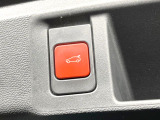 ●電動リアゲート:ワンタッチでリアゲートの開閉ができ、荷物などで両手が塞がっている状態でも簡単に開閉ができる便利機能です。