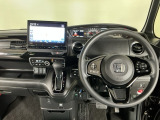 【ハンドル】運転にかかわる様々な操作を安全に行えるように視点移動が少なく操作性に配慮されたスイッチ類が凝縮されたコックピットです。